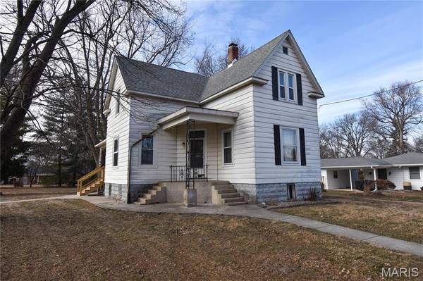 519 N Maple ST, Staunton, IL 62088