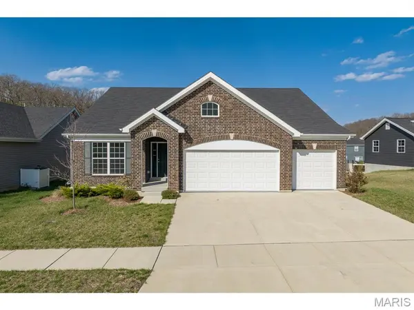 689 Fox Creek DR, Fenton, MO 63026