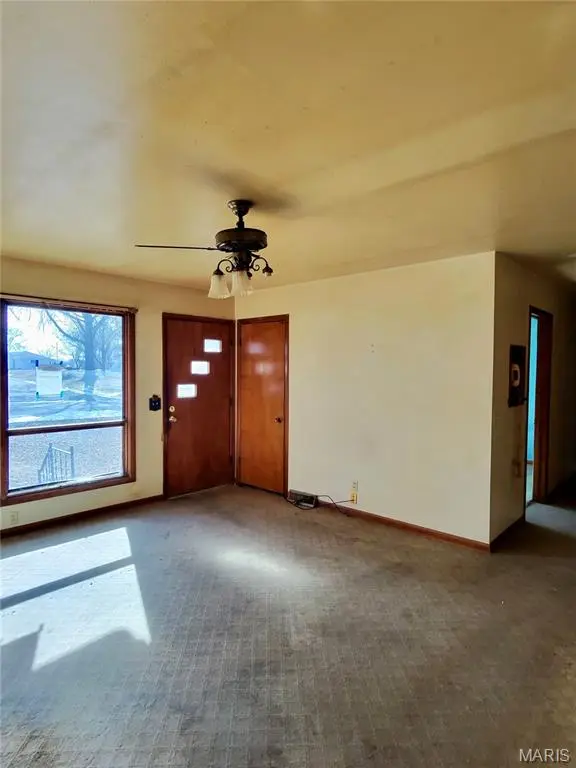 223 Cardinal LN, Tipton, MO 65081