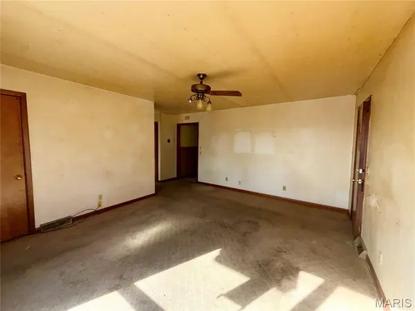 223 Cardinal LN, Tipton, MO 65081