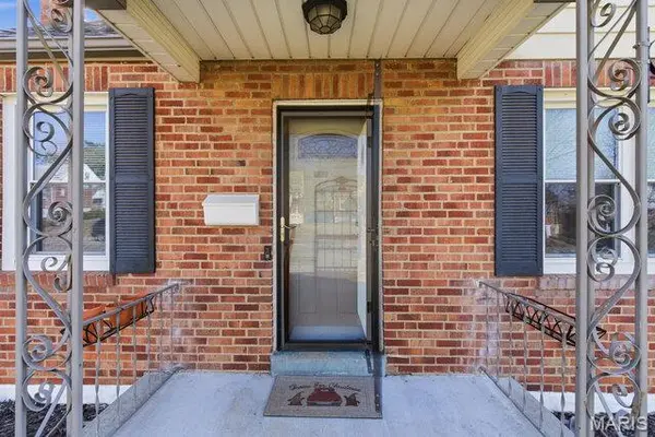 8628 Charlton LN, St Louis, MO 63123