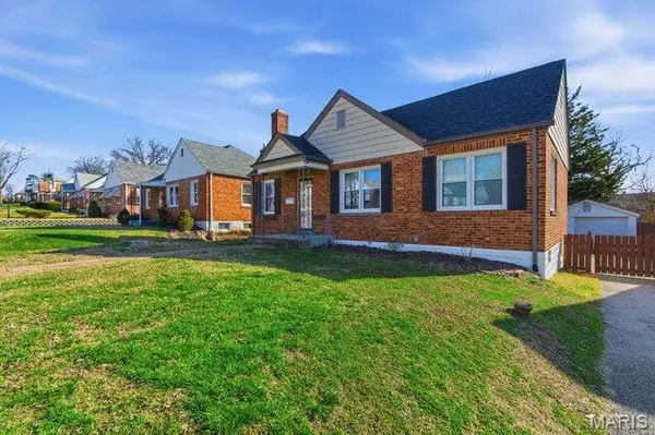 8628 Charlton LN, St Louis, MO 63123