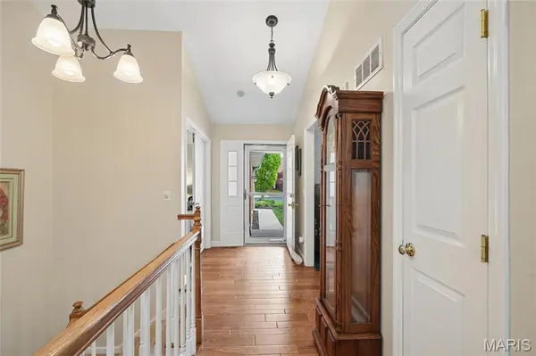 7326 Westover Colonial LN, Shrewsbury, MO 63119