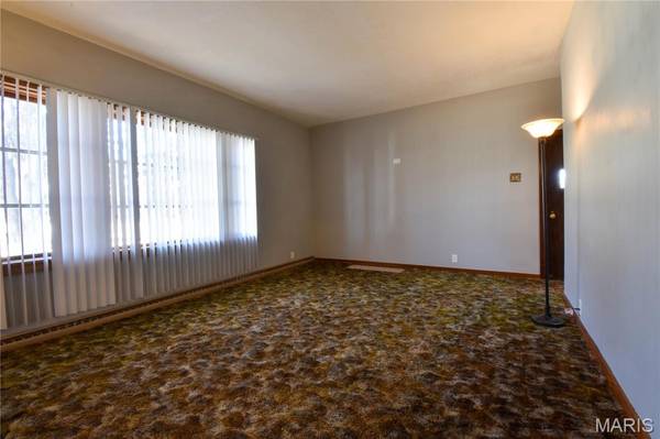 305 E Pennsylvania ST, Staunton, IL 62088