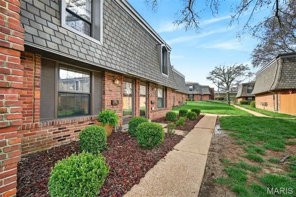 4262 Eiffel DR, St George, MO 63125
