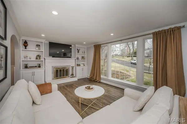 815 Brookside DR, Glendale, MO 63122
