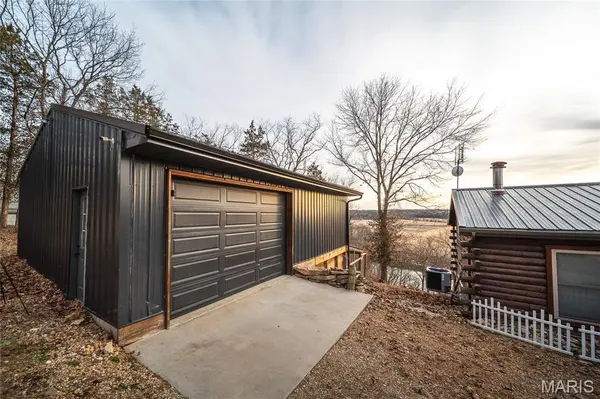 2585 River RD, Mount Sterling, MO 65062