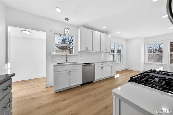 14 Armin LN, Webster Groves, MO 63119