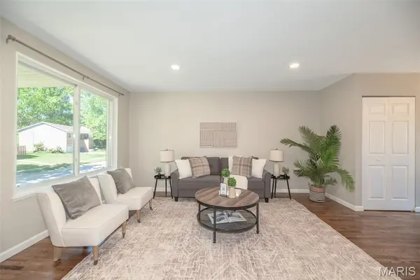 9041 Lemona DR, St Louis, MO 63123