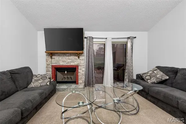 1601 Country Hill LN, Ballwin, MO 63021