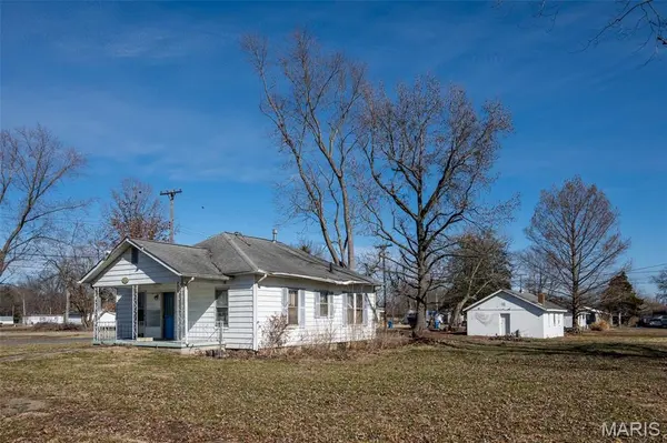 114 N West, Elkville, IL 62932