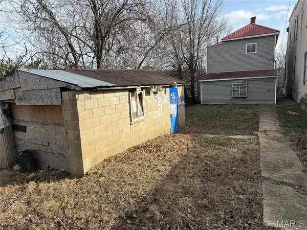 104 E 2nd ST, De Soto, MO 63020