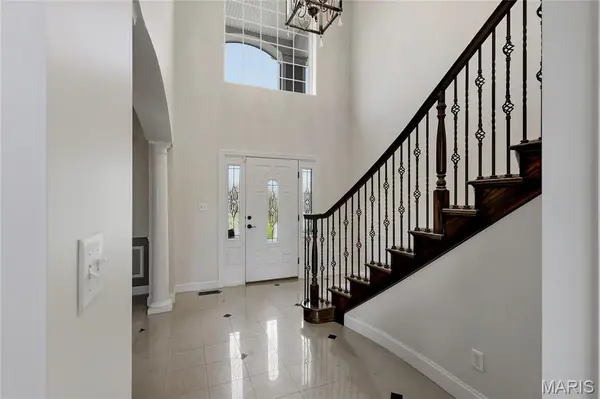 9810 Grandview Lake CT, Sunset Hills, MO 63127