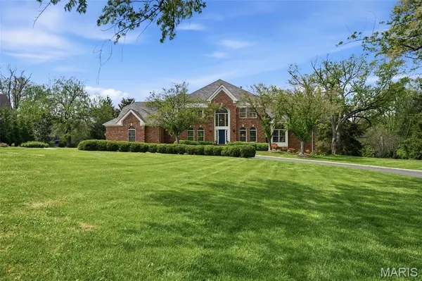 32 Huntleigh Downs RD, Frontenac, MO 63131