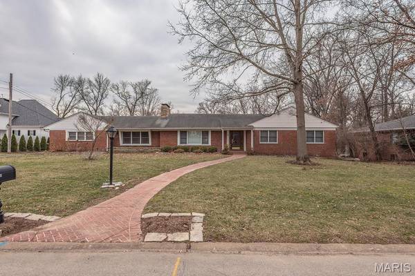 28 Woodcrest DR, Ladue, MO 63124