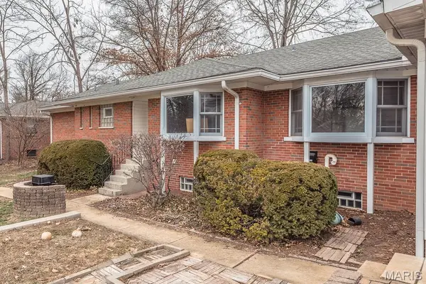 28 Woodcrest DR, Ladue, MO 63124