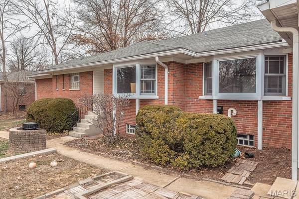 28 Woodcrest DR, Ladue, MO 63124