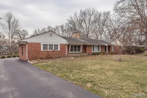 28 Woodcrest DR, Ladue, MO 63124