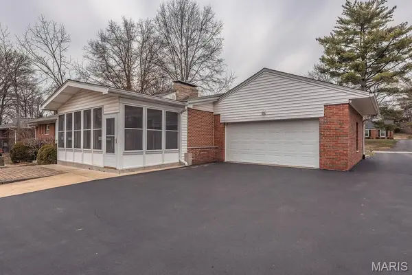 28 Woodcrest DR, Ladue, MO 63124