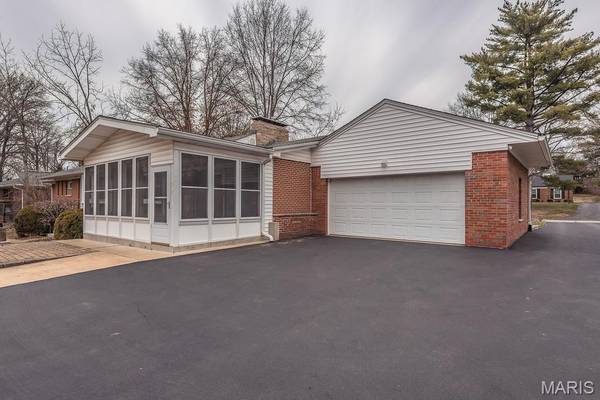 28 Woodcrest DR, Ladue, MO 63124
