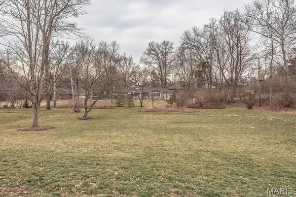 28 Woodcrest DR, Ladue, MO 63124