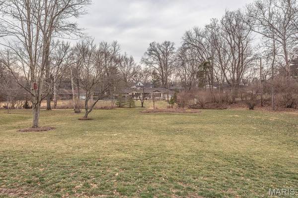 28 Woodcrest DR, Ladue, MO 63124
