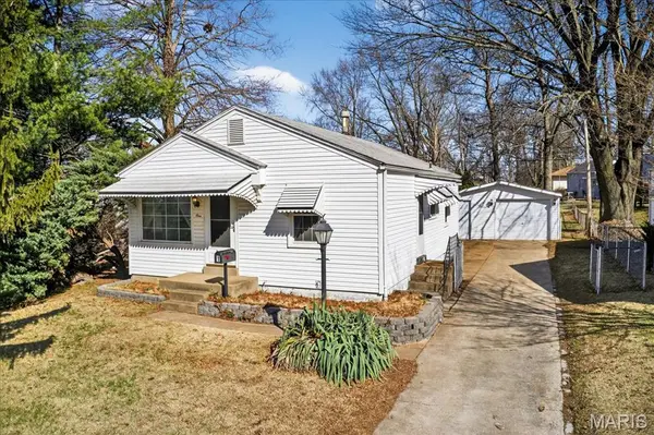 1 Wescott DR, Florissant, MO 63031