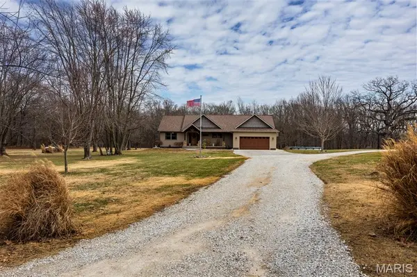 14982 Freemont RD, Carlinville, IL 62626