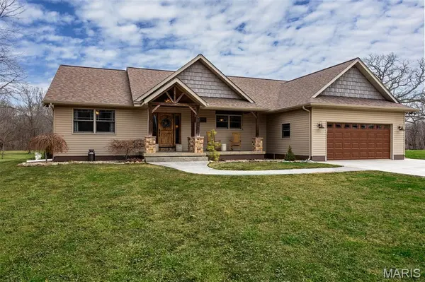 14982 Freemont RD, Carlinville, IL 62626