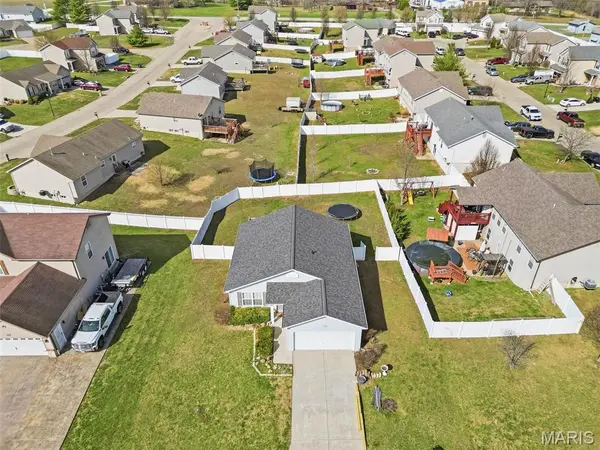 56 Swaying Pine LN, Winfield, MO 63389