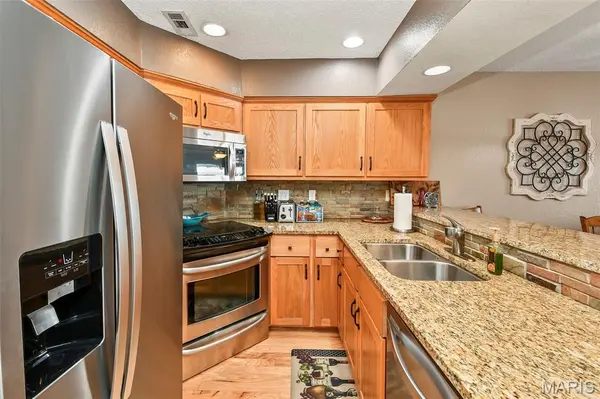 700 Emerald Pointe DR #302, Hollister, MO 65672