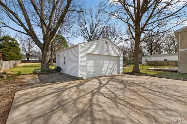 1158 N Geyer RD, Kirkwood, MO 63122