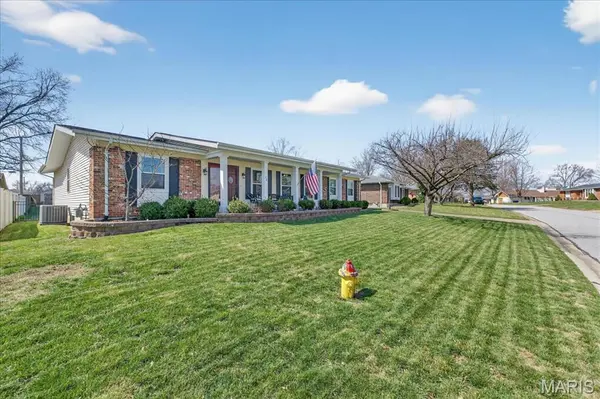 26 Grant DR, St Peters, MO 63376