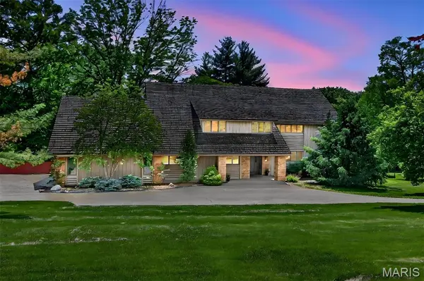 11 Denny LN, Huntleigh, MO 63131