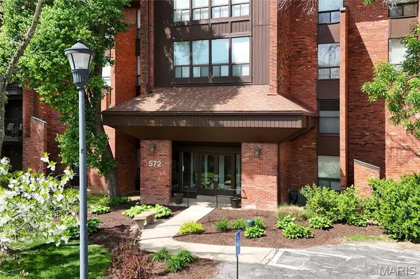 572 Coeur De Royale DR #107, Creve Coeur, MO 63141