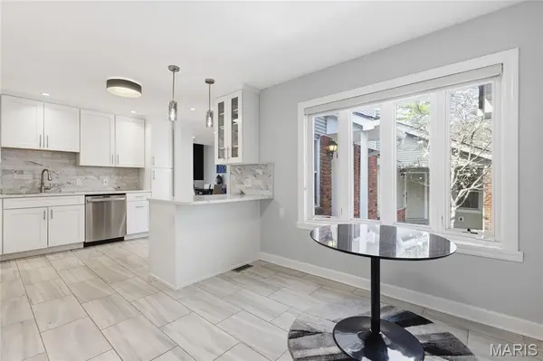 957 N Spoede RD, Creve Coeur, MO 63146