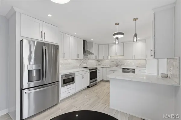 957 N Spoede RD, Creve Coeur, MO 63146