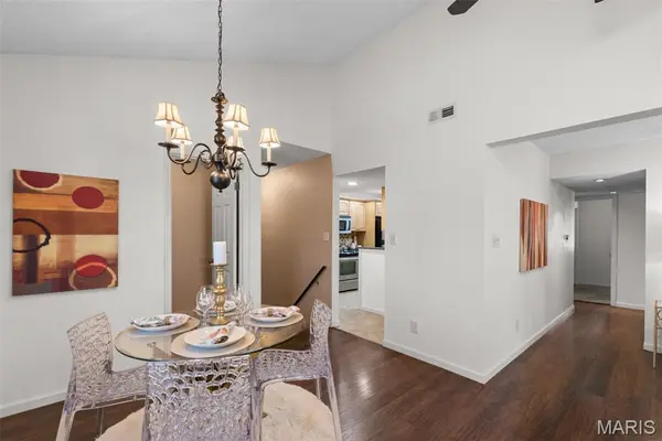 1423 Peacock LN, Brentwood, MO 63144