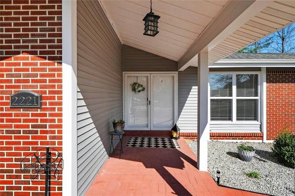 2221 Bentley Manor DR, Fenton, MO 63026