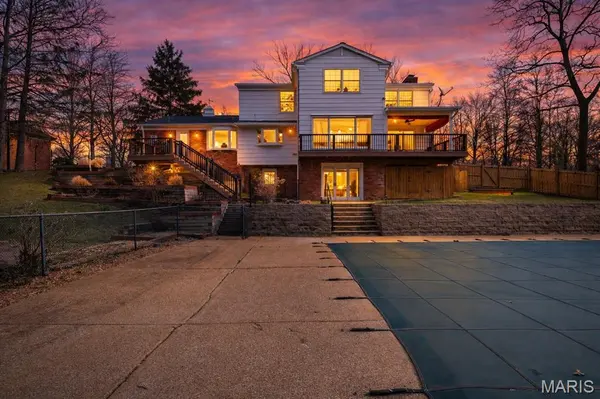 29 Summerhill LN, Town And Country, MO 63017