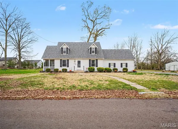 910 W South ST, Mascoutah, IL 62258