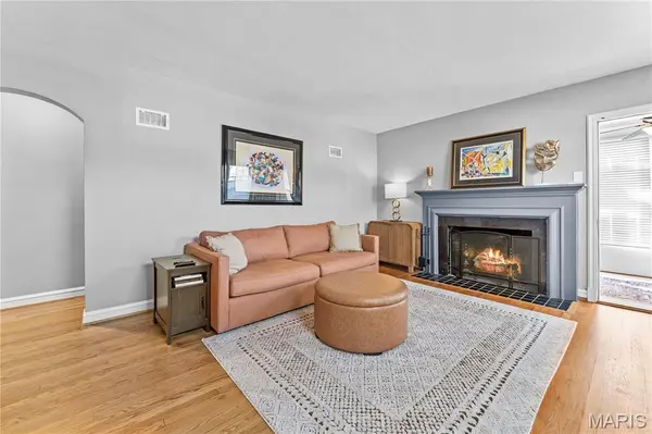 840 Wild Cherry LN, University City, MO 63130