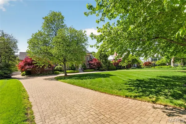 25 Fair Oaks DR, St Louis, MO 63124