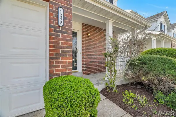 1249 Big Bend Crossing DR, Manchester, MO 63088