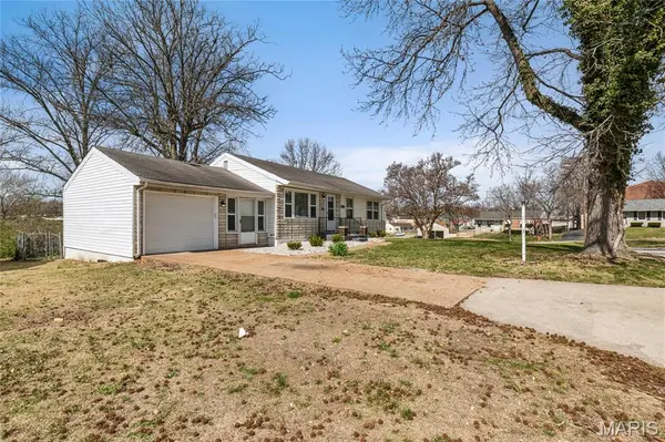 9863 Eastdell DR, Dellwood, MO 63136