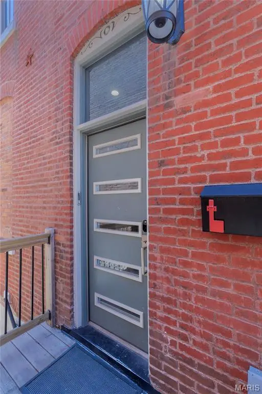 2348 Hickory ST, St Louis, MO 63104