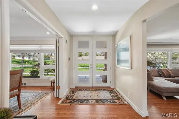 20 Dogwood LN, Ladue, MO 63124