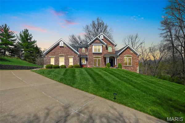 1831 Kehrswood DR, Clarkson Valley, MO 63005