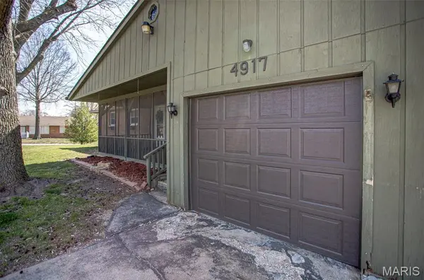 4917 W Hill DR, Godfrey, IL 62035