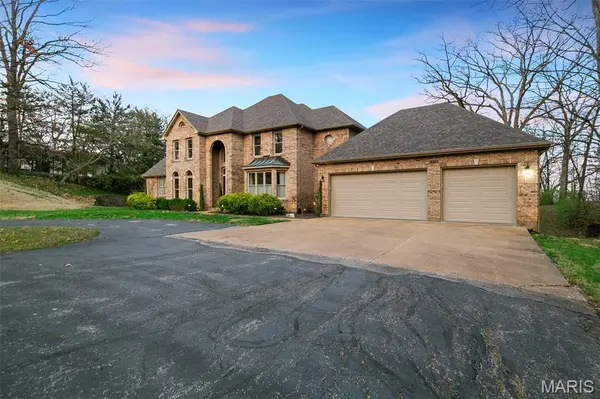 6686 Clifton Bluffs CT, St Louis, MO 63129